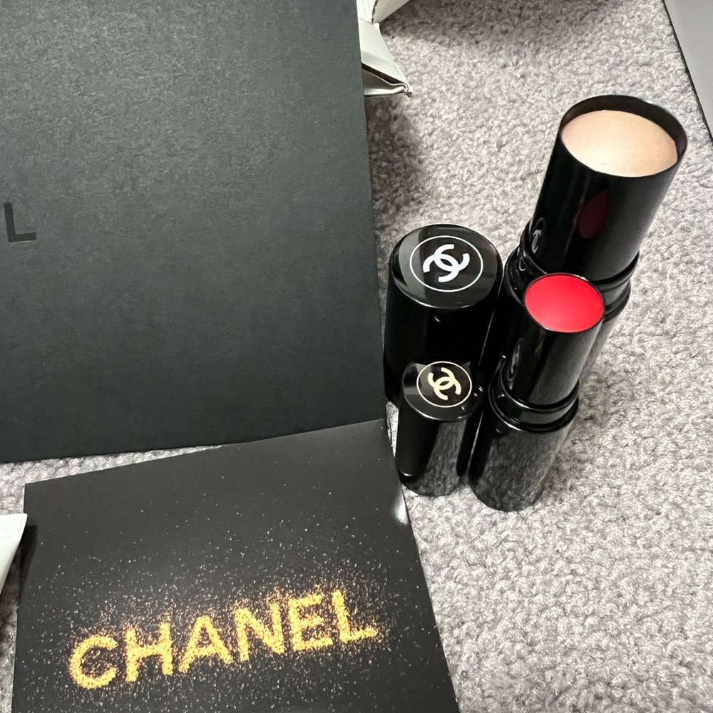 ✨Sale Today Only ✨Chanel Swipe and Glow set - Picture 5 of 8